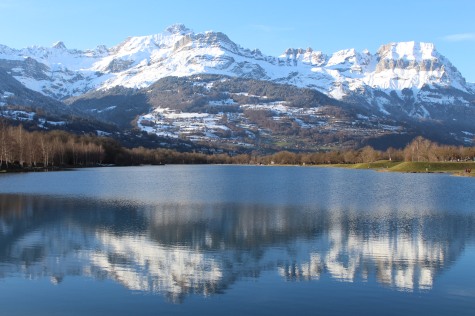 A winter stroll at Lac de Passy © montblancfamilyfun.com